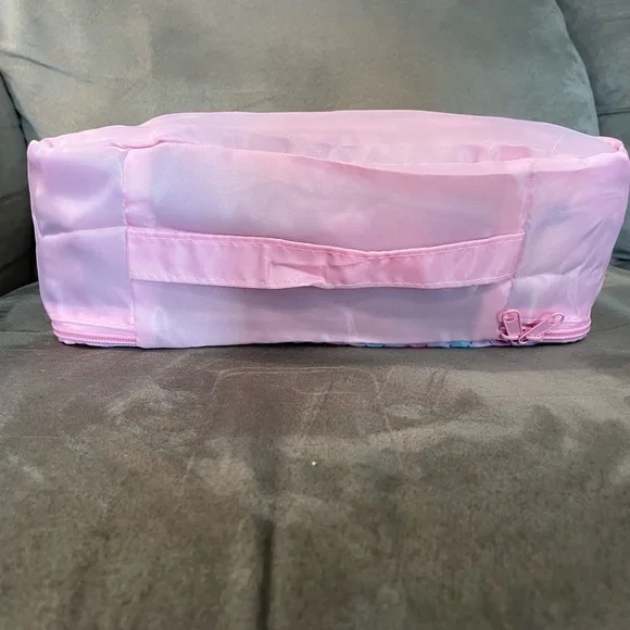 NEW Hello Kitty Travel Bag - Picture 2 of 5